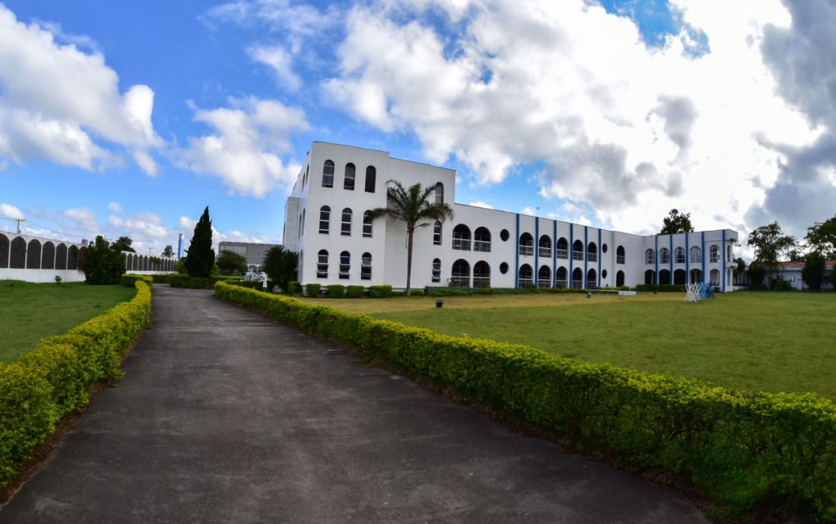 Fachada do prédio de lóculos com o gramado ao redor