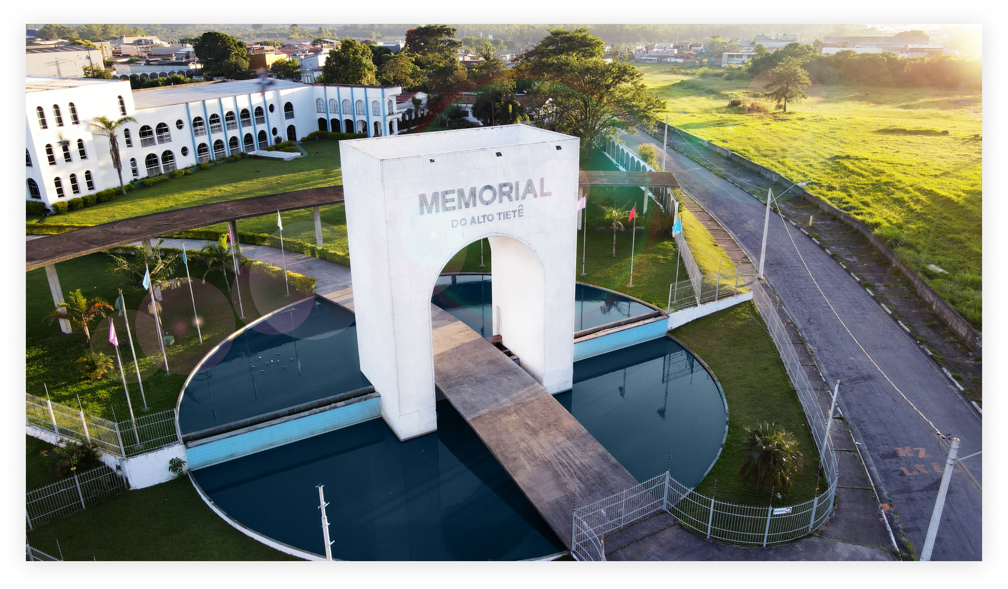 Vista aérea do pórtico do Memorial do Alto Tietê ao amanhecer